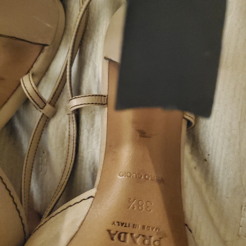 Prada - Picture 2 of 7